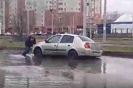 В Пензе иномарка застряла в огромной луже на Антонова