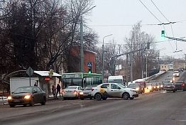 В Пензе на ул. Ленина иномарка въехала под автобус