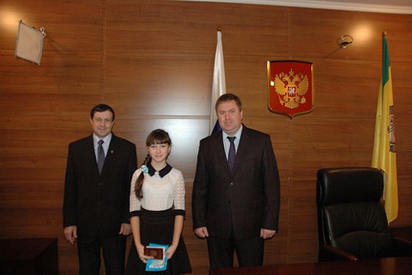 Дмитрий Каденков вручил юным пензенцам их первые паспорта