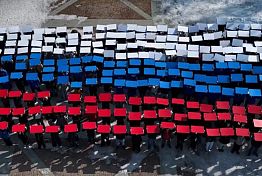 В Пензе более 300 активистов выстроились в живой триколор