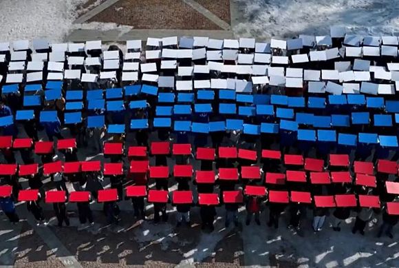 В Пензе более 300 активистов выстроились в живой триколор