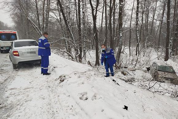 Росгвардеец помог попавшей в ДТП у Заречного девушке