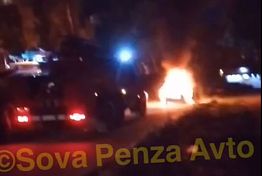 В сеть попало видео с полыхающим в Пензе авто