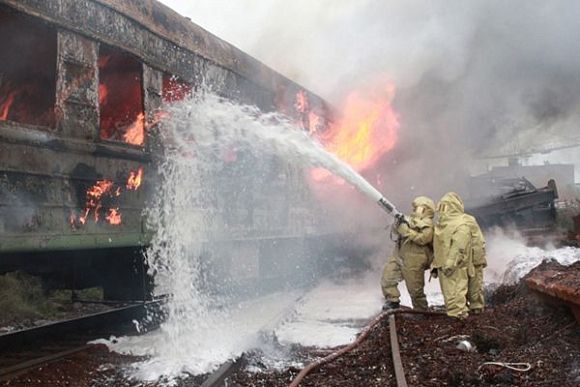 В Пензе пожарные спасали людей и тушили вагоны