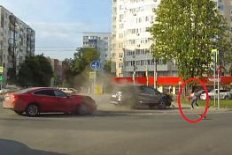 Девушка-пешеход чудом спаслась в ДТП на Пушкина — видео Девушка-пешеход чудом спаслась в ДТП на Пушкина — видео