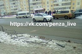 В Терновке пенсионер на авто сбил ограждение у пешеходного перехода