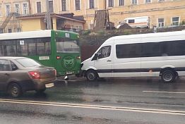 В Пензе утром столкнулись автобус и маршрутка