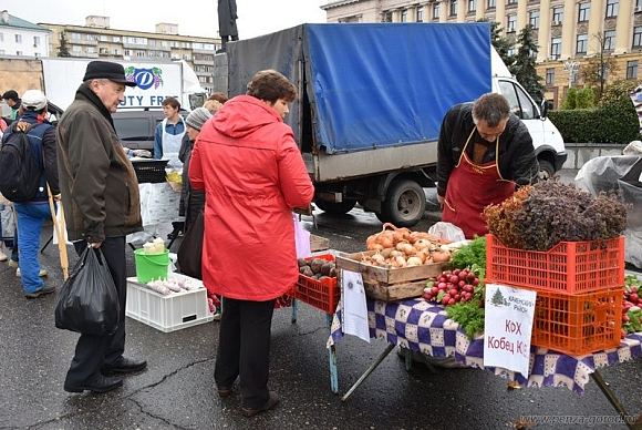 В. Кувайцев ознакомился с ассортиментом ярмарки «Праздник урожая»