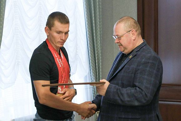 Олег Мельниченко встретился с олимпийским чемпионом Александром Большуновым