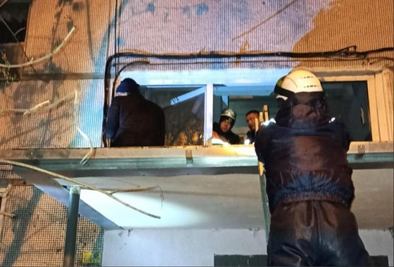 В Пензе с козырька подъезда дома на Суворова сняли мужчину