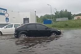 В Арбеково затопило участок дороги между «Декатлоном» и «Леруа Мерлен»
