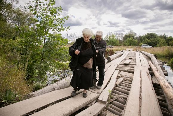 Жители деревни Никольского района ходят по аварийному мосту