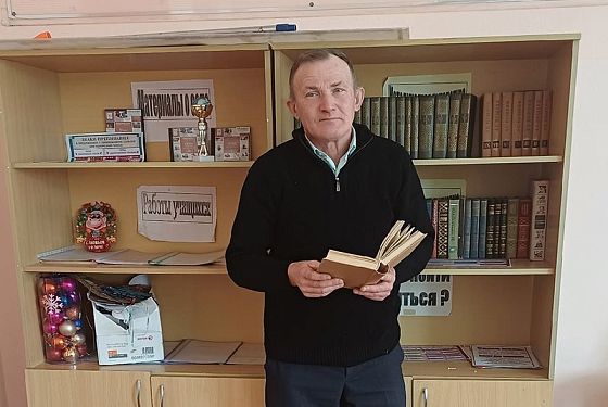 Профессия по наследству: учитель литературы Владимир Кузнецов из Оленевской школы