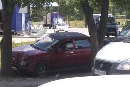 В Кузнецке автомобиль врезался в дерево