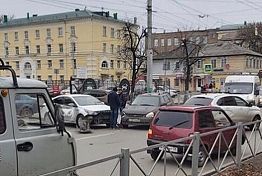 В Пензе после ДТП легковушка осталась «без лица» В Пензе после ДТП легковушка осталась «без лица»