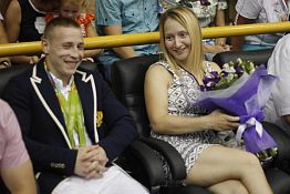 Денис Аблязин вручил Ксении Семеновой все букеты с праздника Денис Аблязин вручил Ксении Семеновой все букеты с праздника