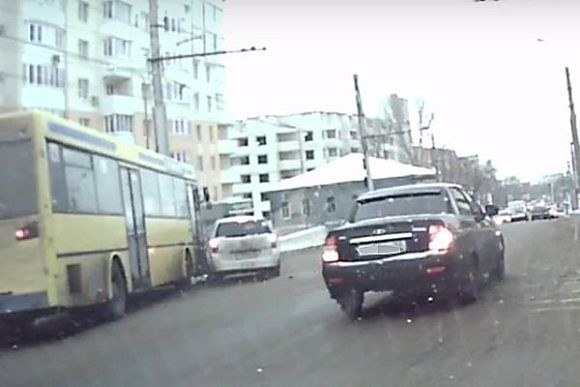 В Сети появилось видео с протаранившим в Пензе легковушку автобусом