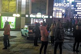 В Пензе посетителей ТЦ «Высшая лига» эвакуировали из-за пакета В Пензе посетителей ТЦ «Высшая лига» эвакуировали из-за пакета