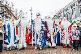 Шествие Дедов Морозов и Снегурочек в Пензе (17.12.25) — фотоотчет