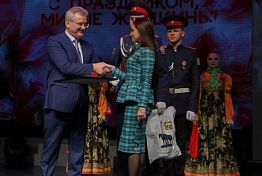 Накануне 8 Марта Иван Белозерцев вручил награды женщинам