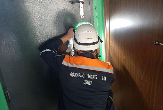 Спасатели помогли врачам попасть к больной с улицы Жемчужной