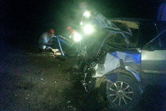 В Пензе спасатели вытащили зажатого в автомобиле человека