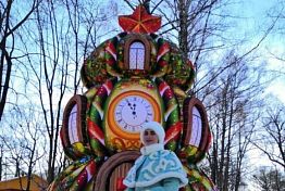 В пензенском парке имени Белинского появилась Ёлка-дом В пензенском парке имени Белинского появилась Ёлка-дом