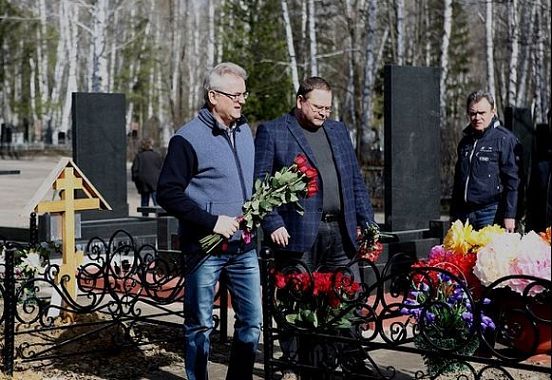 И. Белозерцев побывал на могиле В. Бочкарева в день его рождения