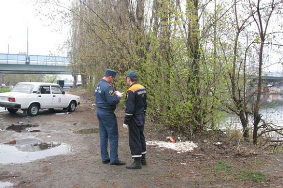 Спасатели проверили белое вещество, рассыпанное на берегу Суры