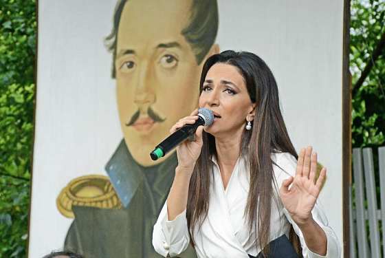 Певица Зара подарила часовой концерт гостям «Тархан»