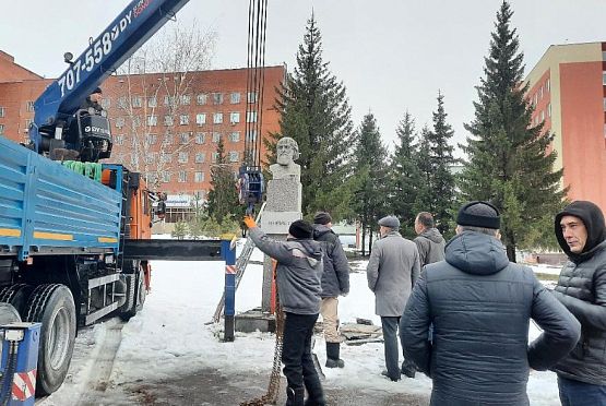 В Пензе перенесли бюст Григория Захарьина