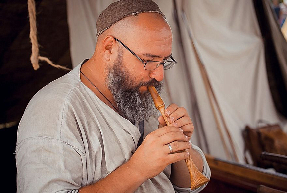 Народный умелец из Пензы делает дудки из новогодних елок