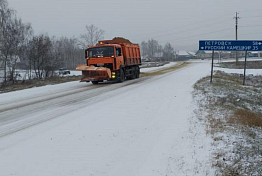 В Пензенской области дороги обрабатывают противогололедными материалами