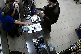 В Пензе три сотрудницы магазина задержали фальшивомонетчика из Москвы В Пензе три сотрудницы магазина задержали фальшивомонетчика из Москвы