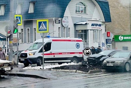 В Пензе на Кулакова к месту ДТП подъехала «скорая»