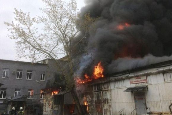 В Пензе на улице Калинина горит металлический склад