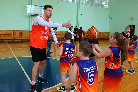Звездный баскетболист Федор Лихолитов дал старт новой детской команде в Пензе