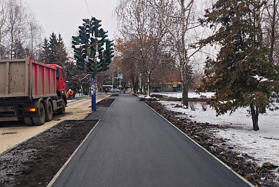 В Пензе у «Светофорного дерева» асфальтируют тротуар