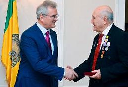 Иван Белозерцев вручил государственные награды