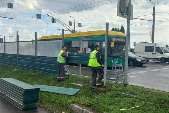 В Терновке начали менять шумозащитные экраны