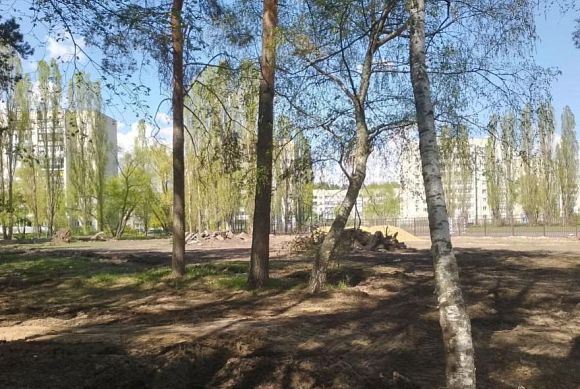 В Заречном продолжают ремонтировать сквер около школы №222