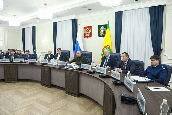 В Пензе возгорание на нефтебазе тушат пожарные поезда