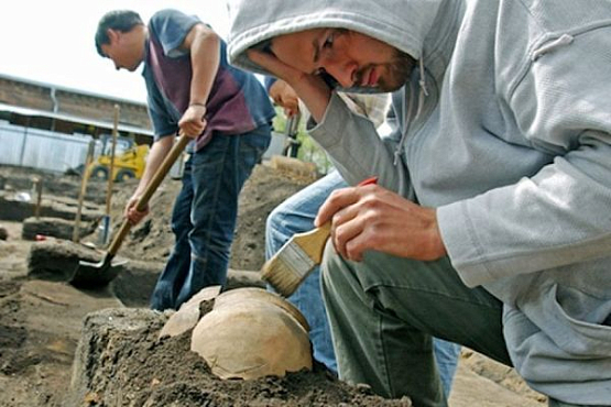 В Заречном на стройплощадке обнаружили украшения и посуду VII-XI вв.