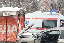 В Пензе легковой автомобиль въехал в остановочный павильон В Пензе легковой автомобиль въехал в остановочный павильон