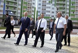 Дмитрий Медведев осмотрел жилье в Спутнике Дмитрий Медведев осмотрел жилье в Спутнике