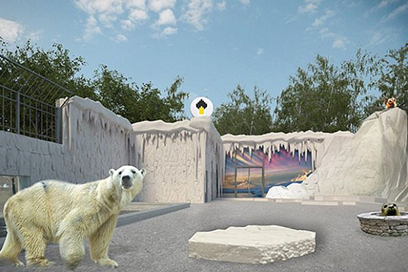 В Пензе вольер белого медведя украшают снегом из стеклопластика