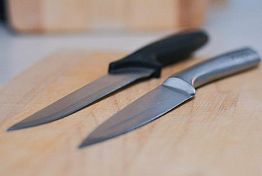 В Пензенской области сельчанин угрожал убить знакомую двумя ножами