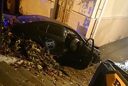 В Пензе водитель на Volkswagen врезался в здание Музея одной картины