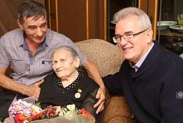 Белозерцев помог с жильем 101-летней пензячке Белозерцев помог с жильем 101-летней пензячке
