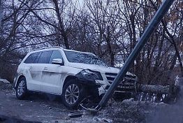 В Пензе внедорожник Mercedes врезался в столб